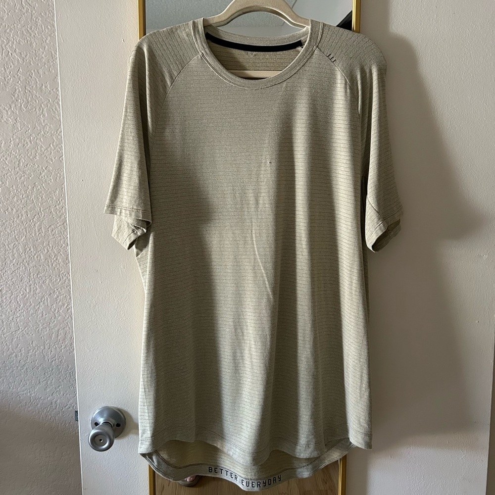 Men’s Lululemon license to train Short sleeve shirt size large